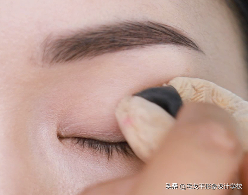 眼妆的技巧，眼影的化妆技巧（眼妆怎么画，干净自然不显脏）