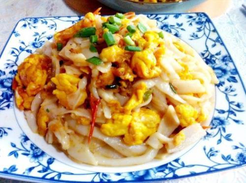 干炒河粉家常做法怎么做，街头美食炒河粉的家庭版做法20年经验厨师告诉你教程/记得收藏