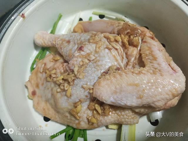 清蒸鸡的做法，清蒸鸡的做法及配料（简单上手菜做出不一样的味道）