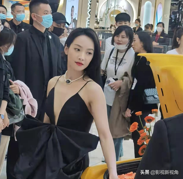 宋茜出席活动被抓拍，路人视角也养眼，18小时被欣赏200万次