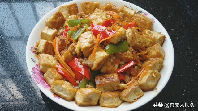 豆腐加鸡蛋做法，豆腐加鸡蛋做法图片（豆腐中打入2个鸡蛋）