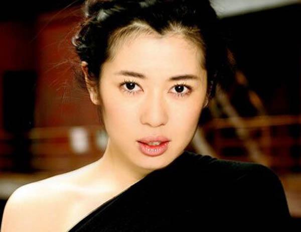 2009年，王全安与相恋十年的余男分手，转身便与张雨绮拍了部好戏