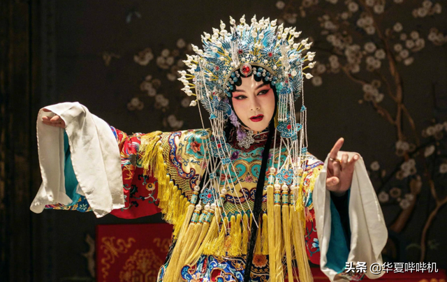 文 | 华夏哔哔机一首《贵妃醉酒》让李玉刚迅速成名,商演不断拥趸万千