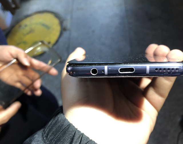 手机屏幕翘起来了怎么处理，手机翘屏怎么办（1750元的手机屏幕只管6天）