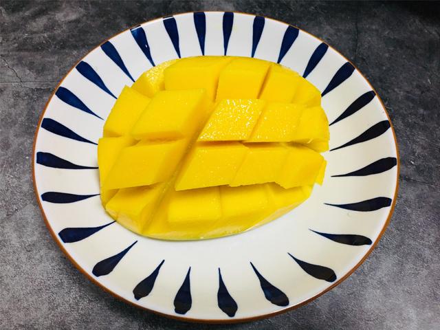 芒果怎么切成一块一块的，芒果怎么切（超实用的4种芒果切法）