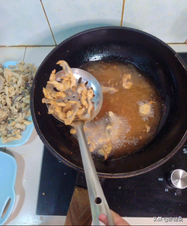 炸鱼块怎么做酥脆好吃，炸鱼块怎么做酥脆好吃不回软（春节在家教你炸鱼、炸蘑菇）