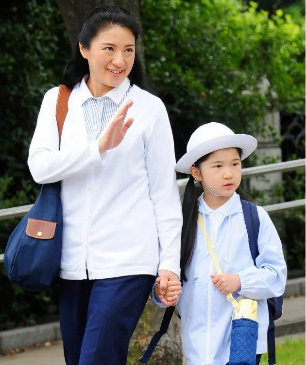 梦见蛇缠腰上是什么意思，梦见蛇缠在腰上（当上皇后也逃脱不了生儿子的压力）