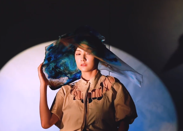 情侣头像黄一点的一人一半，情头真人一人一半 甜蜜侧颜微信（硬糖少女“月下七姐妹”大片）