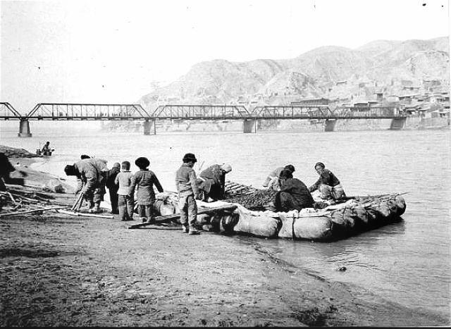 漫话黄河上的羊皮筏子，黄河上竟然出现了一只羊皮筏子（漫话宁夏羊皮筏子）