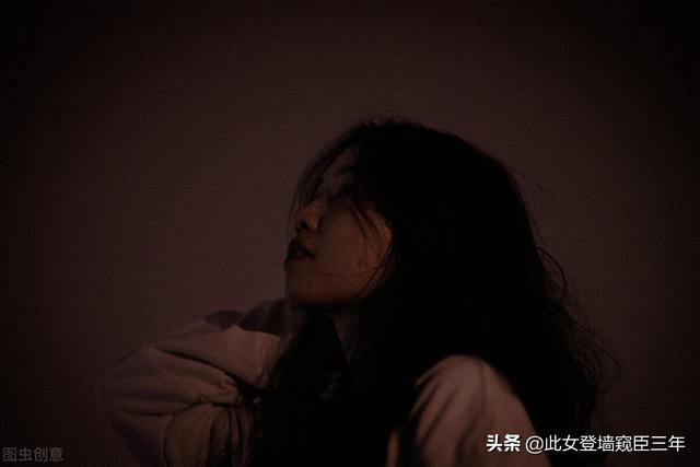 女生性格内敛说明什么，内敛是什么意思（女人会给你这种暗示）