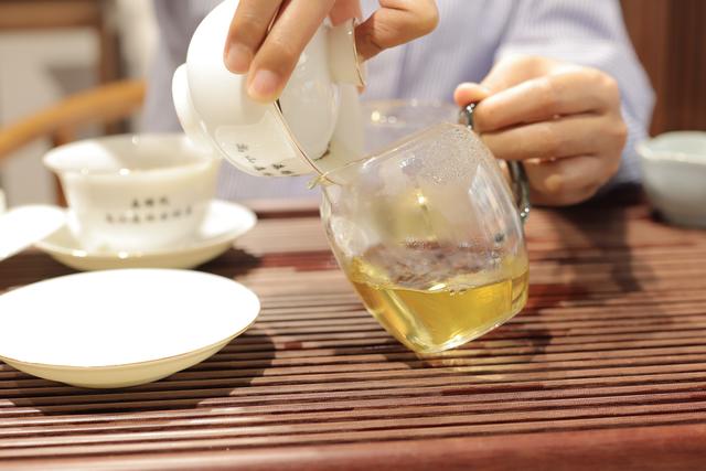 哺乳期可以喝茶叶泡的茶吗，哺乳期可以喝茶吗（女性喝茶需要注意些什么）