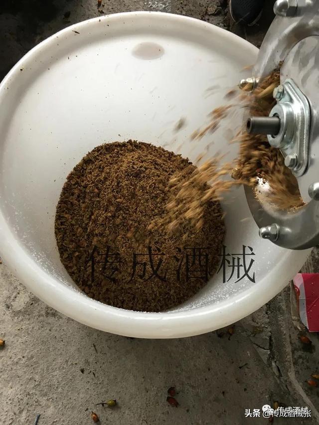 金樱子泡酒的功效与作用，金樱子泡酒的功效（农村常见的金樱子酿成酒）