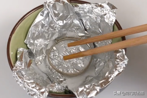 银氧化变黑怎么办，如果家里的银饰变黑了该怎么办（银手镯发黑别再用牙膏洗）