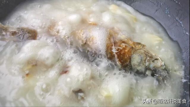 怎么样做出鲜美奶白鲫鱼汤，这才是鲫鱼汤正确做法