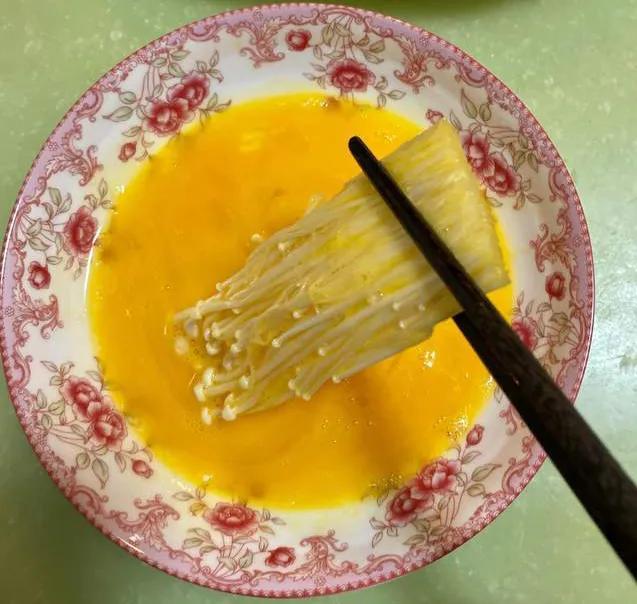 金针菇怎么炒着吃，金针菇怎么炒好吃（金针菇这样炸着吃）