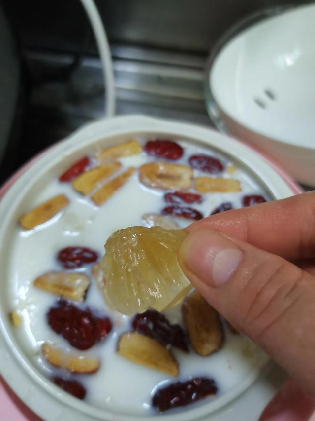 做燕窝丝窍门，燕窝丝做法教程视频（牛奶炖燕窝丝）