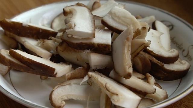香菇瘦肉粥怎么做，如何用电饭煲做香菇瘦肉粥（煮一份家庭版香菇瘦肉粥）