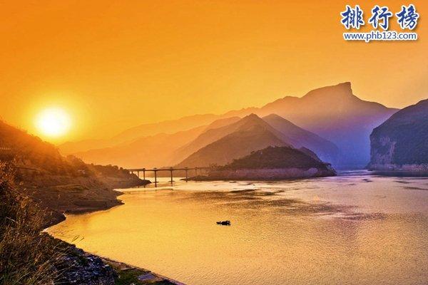 重庆有哪些地方，重庆必去的十个地方（建筑公路复杂多变也被网友戏称为“迷宫一样的城市”）