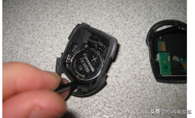 汽车钥匙换电池，汽车钥匙没电了怎么换电池（手把手教你换车钥匙电池）