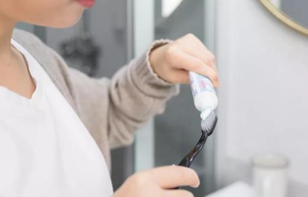 牙膏去痘痘最快的方法，牙膏一夜快速祛痘偏方（你知道牙膏洗脸的功效吗）