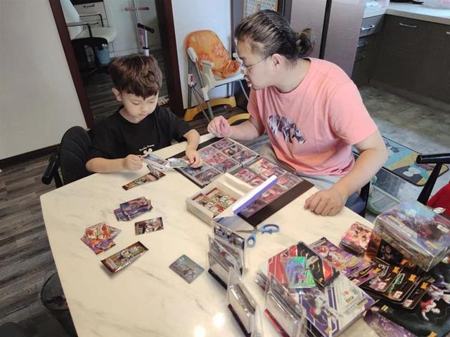 一元奥特曼卡包必出蓝gp技巧，一元包怎么抽蓝GP（老子跟儿子一起组团氪金可还行）