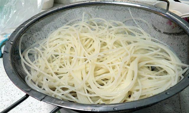 过桥米线的由来，过桥米线的由来是什么（米线口感是关键汤汁酱料更是灵魂）