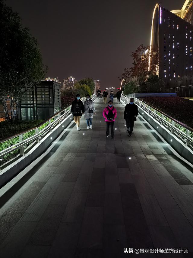 上海外滩夜景图片，外滩夜景美丽迷人让人流连忘返（上海市外滩夜景）