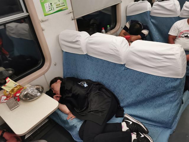 火车卧铺座位分布图，火车卧铺照片（卧铺车票还是一票难求）