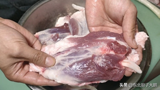 猪腱子肉怎么做好吃法，《酱腱子肉》两种腱子一锅出