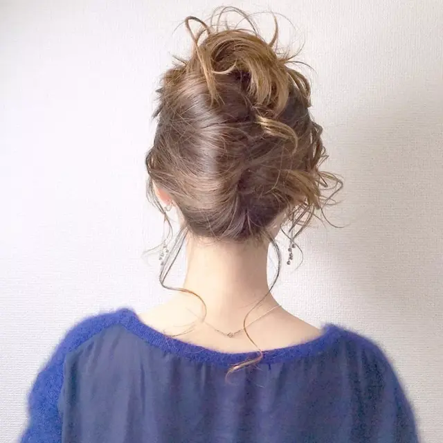 丸子头怎么扎出蓬松感，怎么扎丸子头好看又简单又蓬松（扎丸子头一不小心变“道姑”）