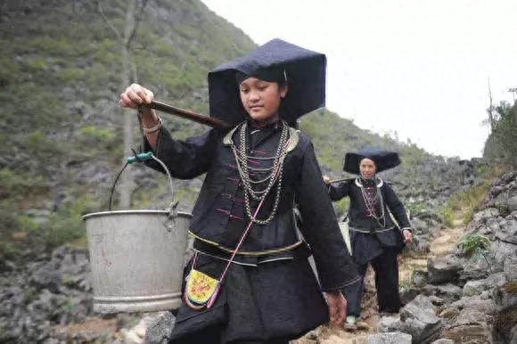 一套传统的壮族服装，不同地区和支系的广西壮族传统服装