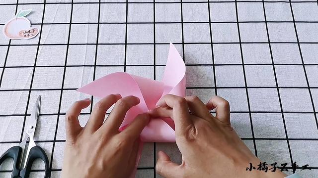 手工风车的制作方法，手工大风车的做法（快和我一起制作一款超好玩的纸风车吧）