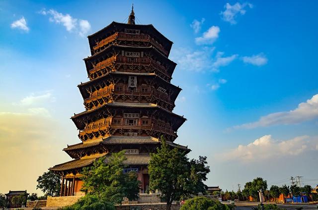 世界各地有哪些塔如埃菲尔铁塔，埃菲尔铁塔是哪国的景点（震不塌烧不坏的千年木塔）