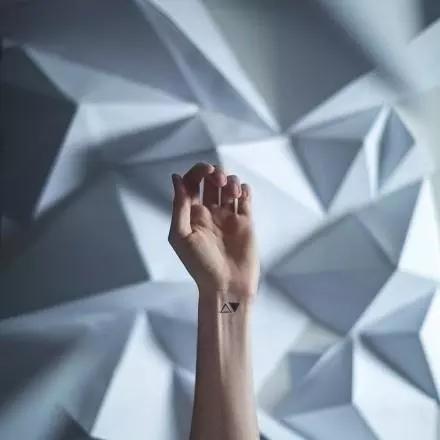 经典英语说说，经典英语说说8个字心情短语（穿透人心的12句英文说说）