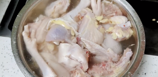 老母鸡怎么快速炖烂，怎样才能快速炖烂老母鸡（40分钟鸡肉软嫩入味）