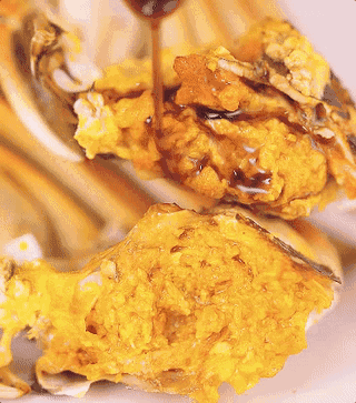 大闸蟹吃什么食物，大闸蟹喜欢吃什么食物（你吃大闸蟹的时候）