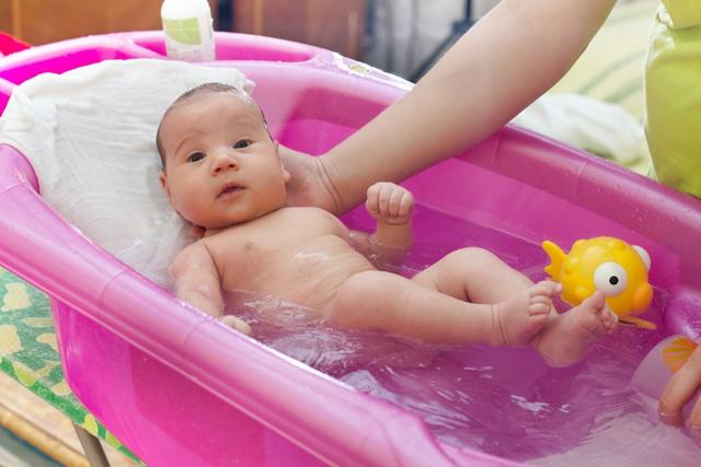 儿童澡盆污垢怎么清理干净，婴儿洗澡盆用什么清洗（婴儿身上哪几个部位再脏也不能洗）
