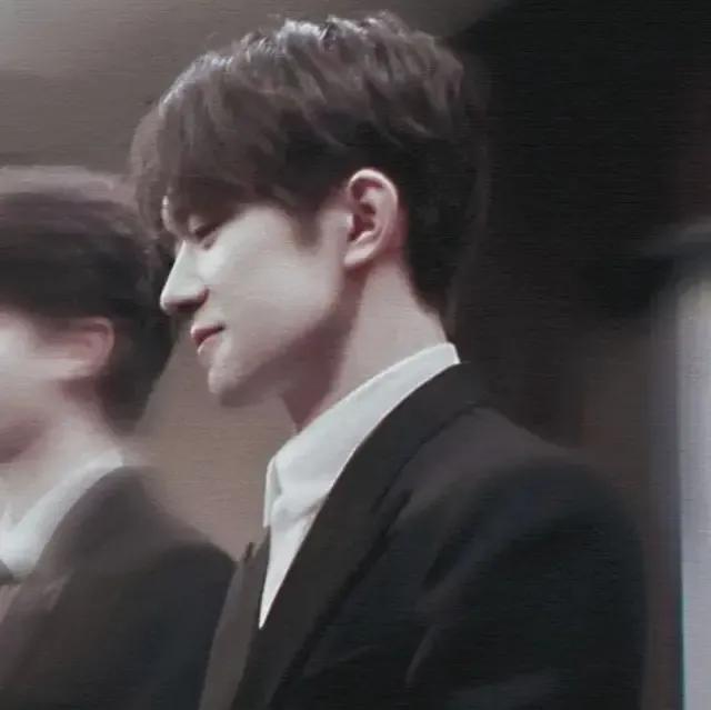 易烊千玺的图片，易烊千玺头像微信（喜欢这个词太肤浅我对你的感觉不止如此）