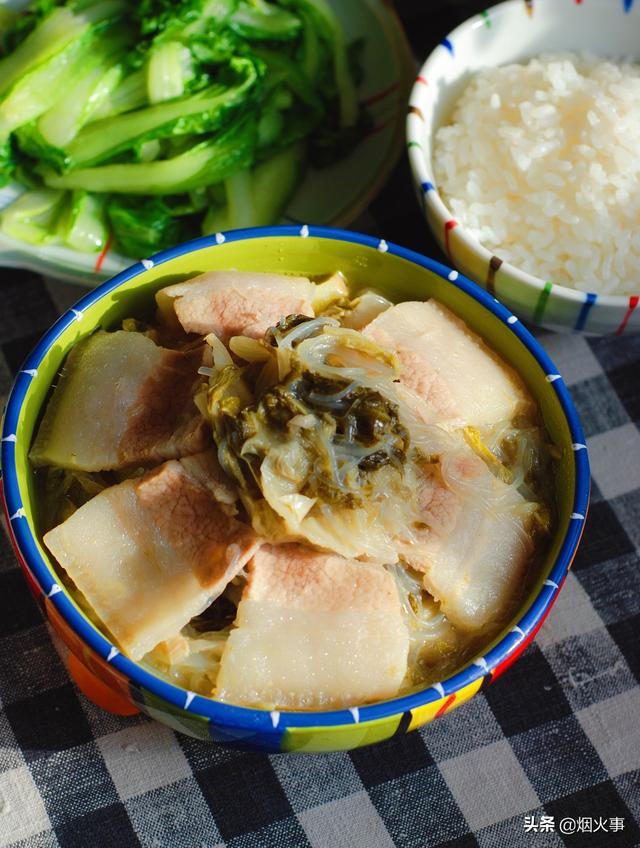 酸菜汆白肉的做法，酸菜汆白肉的做法 最正宗的做法（有人炒肉有人直接炖）