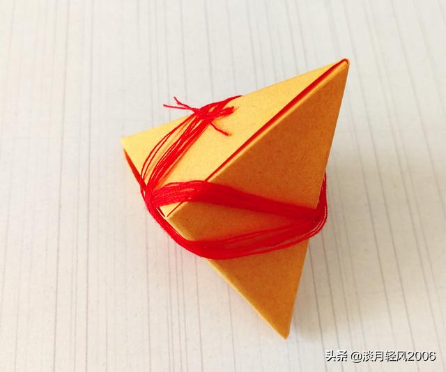 手工折纸粽子的做法，端午节小手工折纸粽子折法（一张纸条折一个粽子的方法）