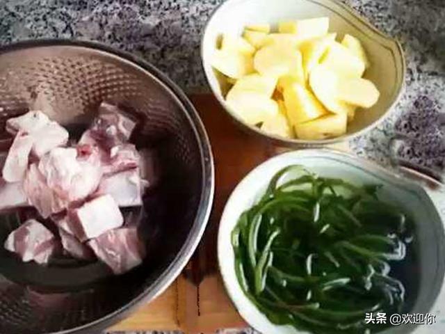 海带土豆炖排骨怎么做，海带土豆炖排骨怎么做好吃窍门（土豆海带排骨汤<可防人体缺钙）