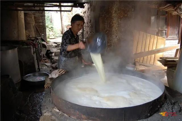 用纸怎样包花，用纸包花怎么包（云南省首届“非遗购物节”在楚雄开启）