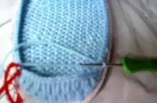 怎么钩毛线拖鞋，学钩毛线拖鞋视频教程（钩针编织的蝴蝶图案的棉拖鞋）