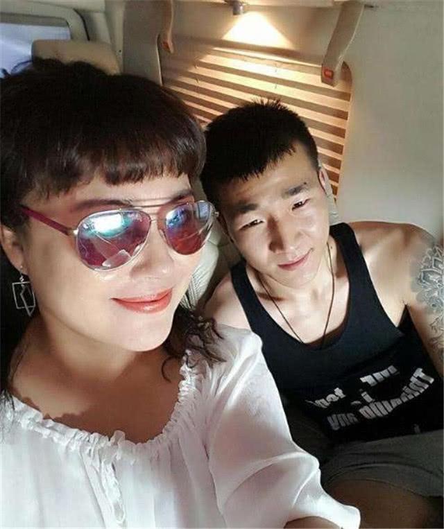 演员王海燕第一任丈夫是谁，演员王海燕第一任丈夫是谁啊（二婚嫁张嘉译育有一女）