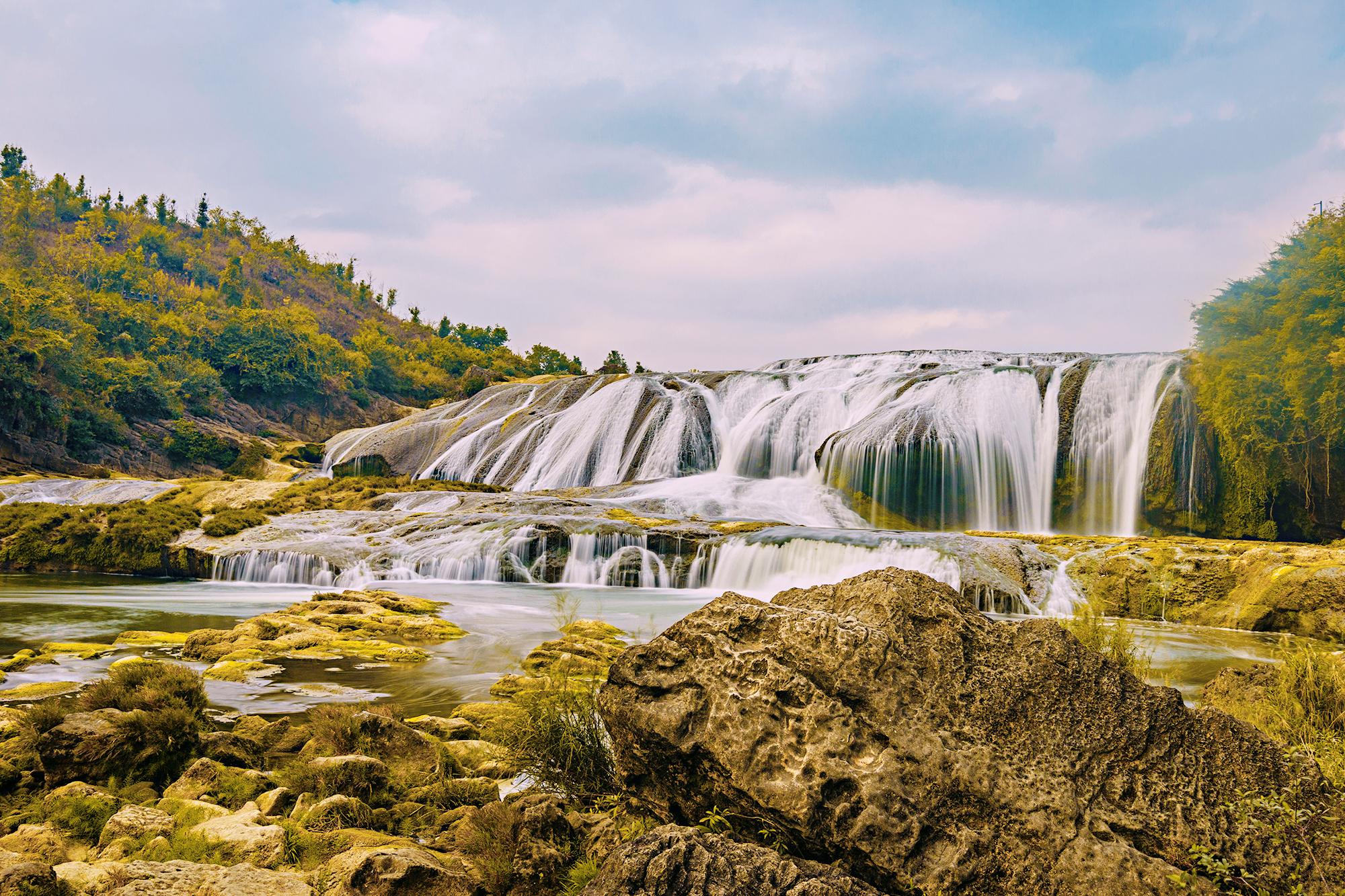 地无三尺平天无三日晴哪个省份，天无三日晴地无三尺平指的是哪个省（谚语“地无三尺平）