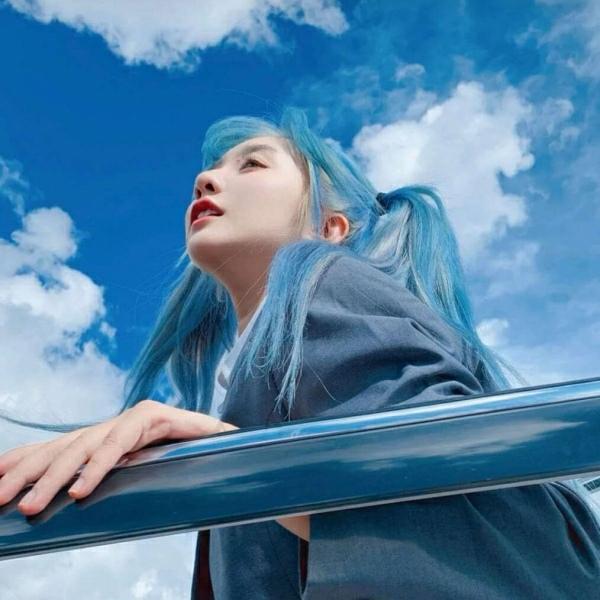 彩色头发妹妹可爱时尚，微信头像，彩色头发妹妹可爱时尚（看完图片我想染个彩虹头）