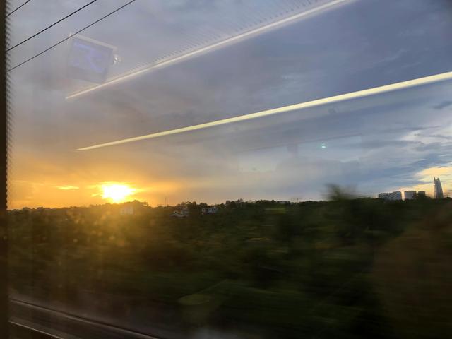 三亚怎么去海口，三亚怎么去海口方便（早晨三亚~海口的列车上也是满满的景色宜人）