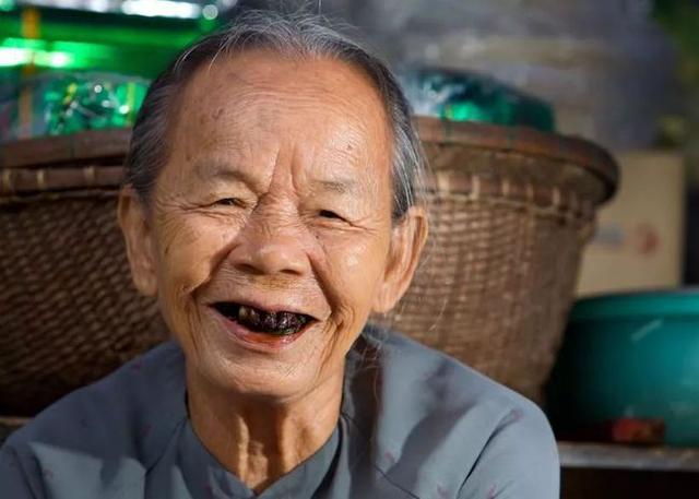 为什么会有槟榔脸，经常嚼槟榔脸型会有什么影响（“软禁毒品”槟榔的危害有多大）