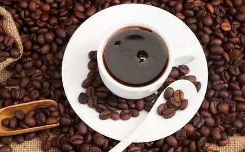 黑咖啡是什么，黑咖啡和白咖啡有何区别