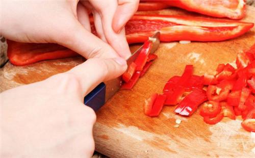 辣椒辣手怎么办，辣椒弄手上怎么解辣（切辣椒后手很辣怎么办）